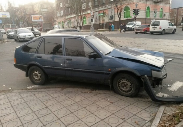 В центре Мариуполя оккупанты устроили тройное ДТП и скрылись В центре Мариуполя оккупанты устроили тройное ДТП и скрылись