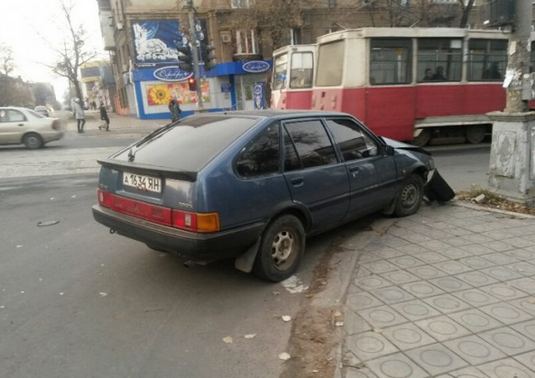 В центре Мариуполя оккупанты устроили тройное ДТП и скрылись В центре Мариуполя оккупанты устроили тройное ДТП и скрылись