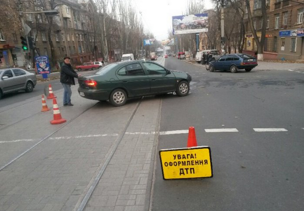 В центре Мариуполя оккупанты устроили тройное ДТП и скрылись В центре Мариуполя оккупанты устроили тройное ДТП и скрылись