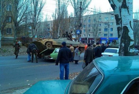 В Артемовске БМП оккупантов раздавила «Москвич» В Артемовске БМП оккупантов раздавила «Москвич»