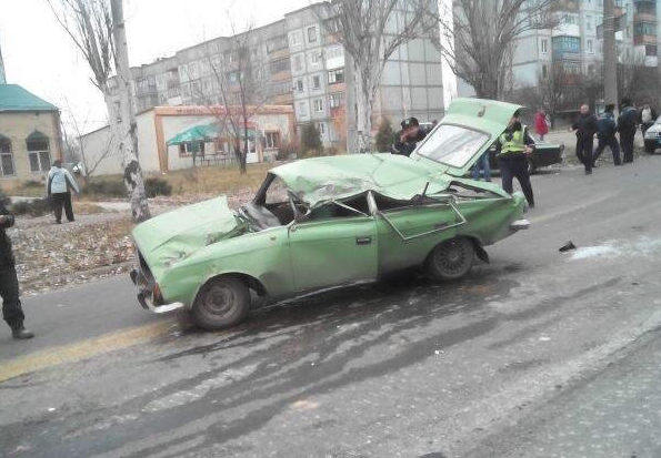 В Артемовске БМП оккупантов раздавила «Москвич» В Артемовске БМП оккупантов раздавила «Москвич»