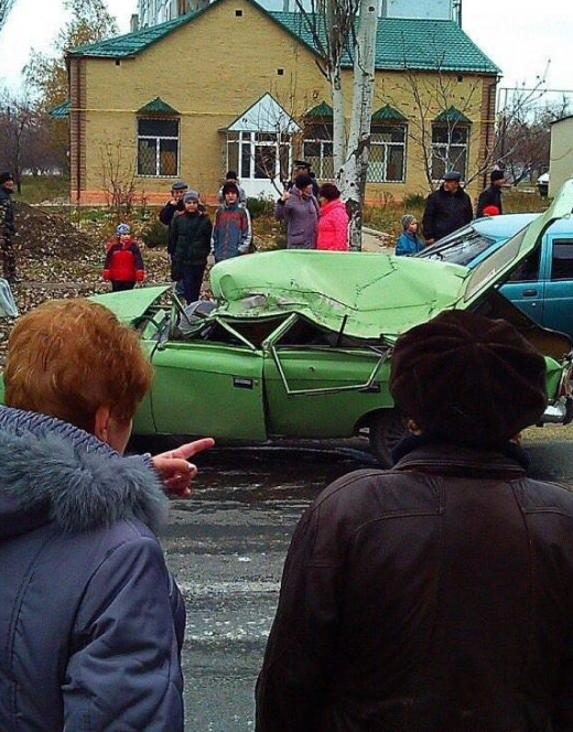 В Артемовске БМП оккупантов раздавила «Москвич» В Артемовске БМП оккупантов раздавила «Москвич»