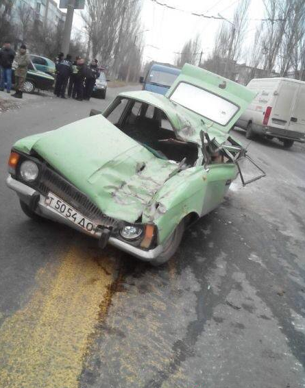 В Артемовске БМП оккупантов раздавила «Москвич» В Артемовске БМП оккупантов раздавила «Москвич»