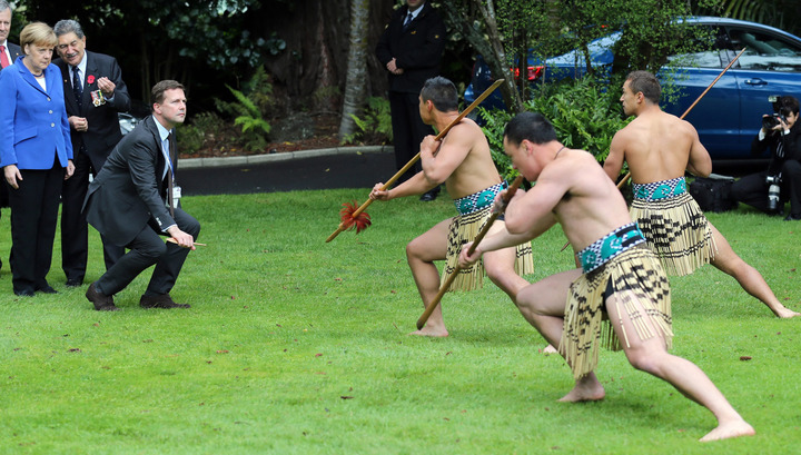 Канцлера ФРГ в Новой Зеландии испугал танец с копьями