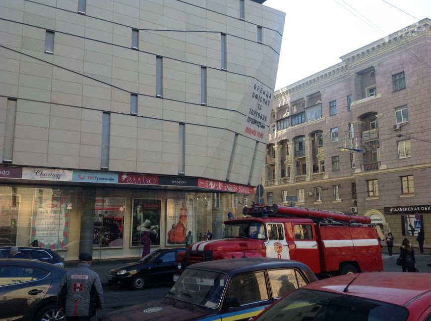 Милиция ищет взрывчатку в ТЦ «Аве Плаза»: в Харькове эвакуировали персонал и посетителей (фото) Милиция ищет взрывчатку в ТЦ «Аве Плаза»: в Харькове эвакуировали персонал и посетителей (фото)