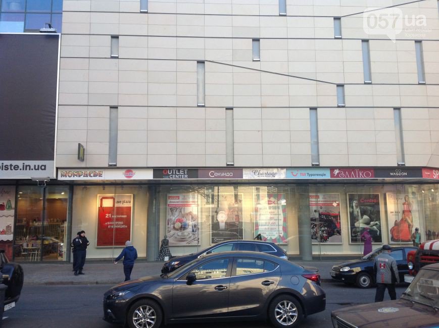 Милиция ищет взрывчатку в ТЦ «Аве Плаза»: в Харькове эвакуировали персонал и посетителей (фото) Милиция ищет взрывчатку в ТЦ «Аве Плаза»: в Харькове эвакуировали персонал и посетителей (фото)