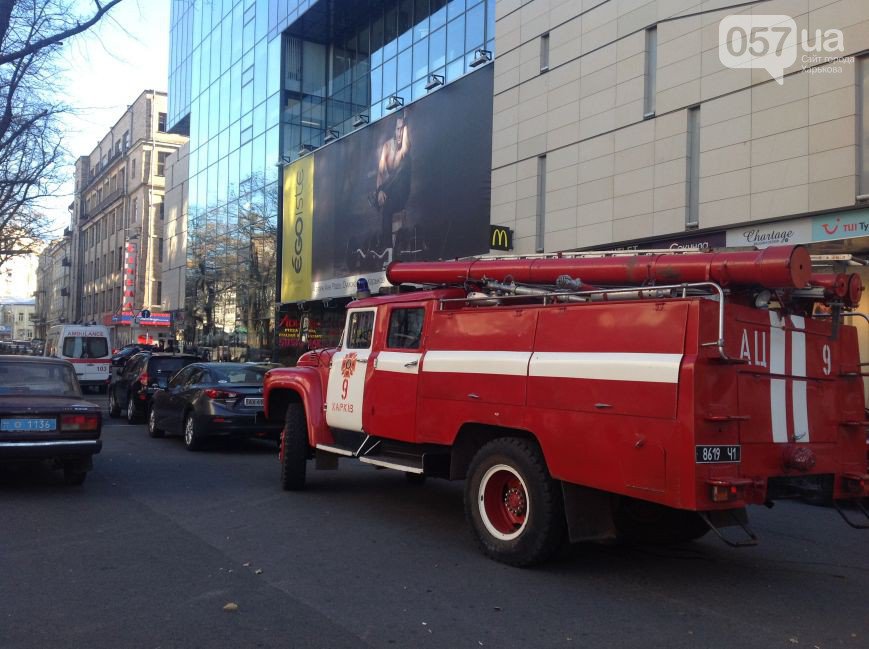 Милиция ищет взрывчатку в ТЦ «Аве Плаза»: в Харькове эвакуировали персонал и посетителей (фото) Милиция ищет взрывчатку в ТЦ «Аве Плаза»: в Харькове эвакуировали персонал и посетителей (фото)