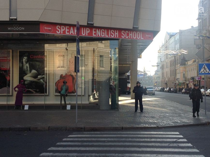 Милиция ищет взрывчатку в ТЦ «Аве Плаза»: в Харькове эвакуировали персонал и посетителей (фото) Милиция ищет взрывчатку в ТЦ «Аве Плаза»: в Харькове эвакуировали персонал и посетителей (фото)