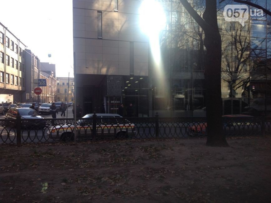 Милиция ищет взрывчатку в ТЦ «Аве Плаза»: в Харькове эвакуировали персонал и посетителей (фото) Милиция ищет взрывчатку в ТЦ «Аве Плаза»: в Харькове эвакуировали персонал и посетителей (фото)