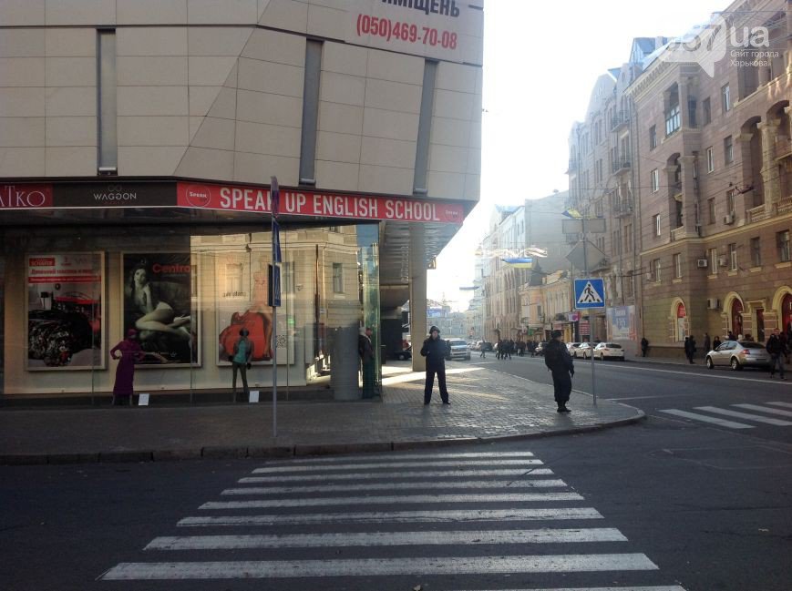 Милиция ищет взрывчатку в ТЦ «Аве Плаза»: в Харькове эвакуировали персонал и посетителей (фото) Милиция ищет взрывчатку в ТЦ «Аве Плаза»: в Харькове эвакуировали персонал и посетителей (фото)