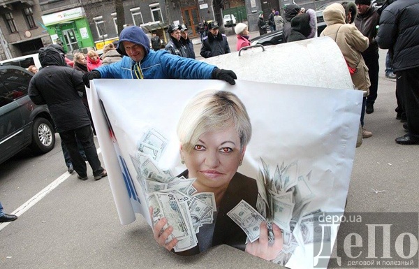 Под Нацбанком украины митинг тех кто взял кредиты в долларах Под Нацбанком украины митинг тех кто взял кредиты в долларах