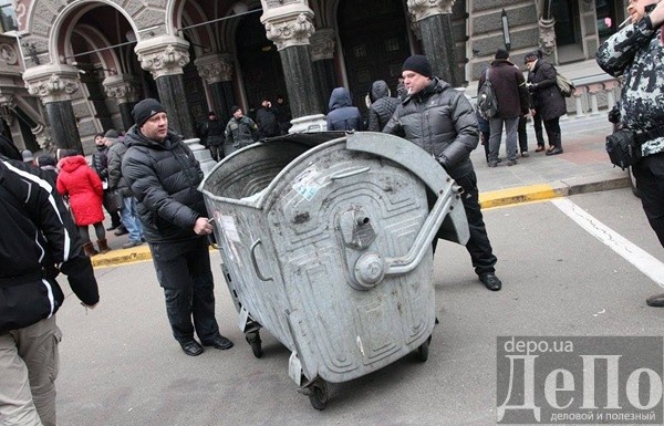 Под Нацбанком украины митинг тех кто взял кредиты в долларах Под Нацбанком украины митинг тех кто взял кредиты в долларах