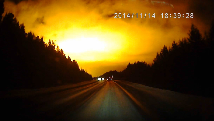 Новый загадочный взрыв в небе над Уралом всполошил весь город (Видео) Новый загадочный взрыв в небе над Уралом всполошил весь город (Видео)