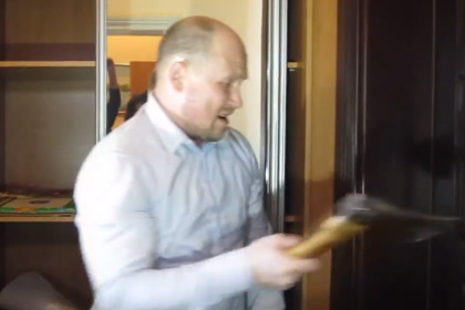Нардеп с топором вломился к мэру Полтавы Нардеп с топором вломился к мэру Полтавы