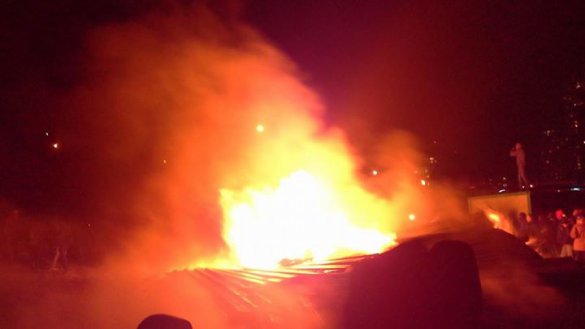 В Киеве на Осокорках снова снесли строительный забор, развели костер и подожгли строительный инвентарь В Киеве на Осокорках снова снесли строительный забор, развели костер и подожгли строительный инвентарь