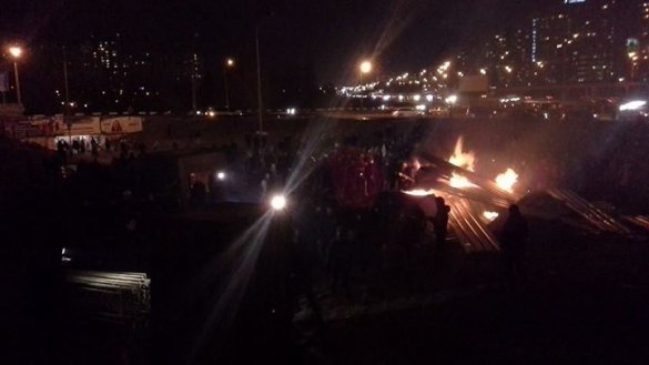 В Киеве на Осокорках снова снесли строительный забор, развели костер и подожгли строительный инвентарь В Киеве на Осокорках снова снесли строительный забор, развели костер и подожгли строительный инвентарь