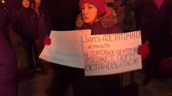 В Киеве на Осокорках снова снесли строительный забор, развели костер и подожгли строительный инвентарь В Киеве на Осокорках снова снесли строительный забор, развели костер и подожгли строительный инвентарь