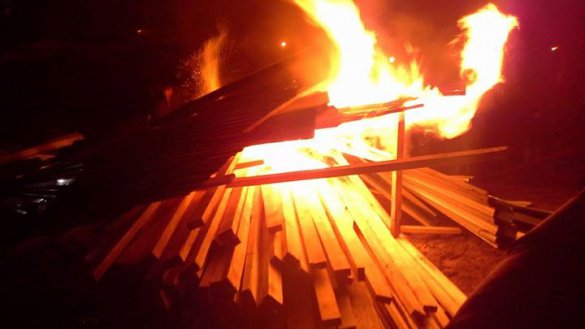 В Киеве на Осокорках снова снесли строительный забор, развели костер и подожгли строительный инвентарь В Киеве на Осокорках снова снесли строительный забор, развели костер и подожгли строительный инвентарь