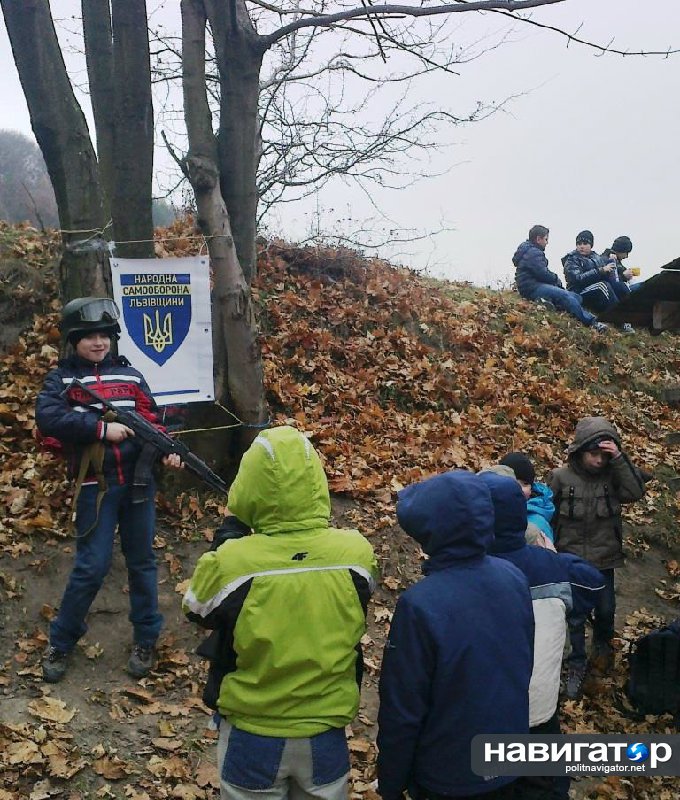 На Западной Украине малышей учат работе в ДРГ и стрельбе из АК-47 На Западной Украине малышей учат работе в ДРГ и стрельбе из АК-47