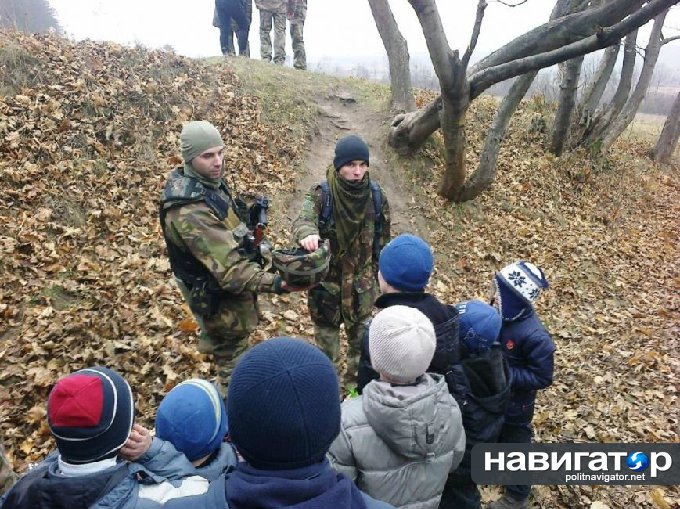 На Западной Украине малышей учат работе в ДРГ и стрельбе из АК-47 На Западной Украине малышей учат работе в ДРГ и стрельбе из АК-47