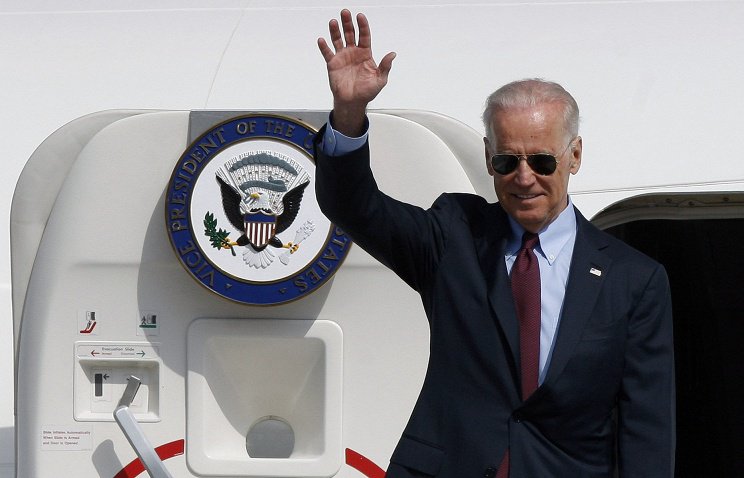 Байден в Киеве обсудит тему предоставления Украине "оборонительного оружия" Байден в Киеве обсудит тему предоставления Украине "оборонительного оружия"