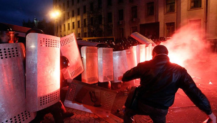 Год в майдан-угаре: раскол цвета хаки Год в майдан-угаре: раскол цвета хаки