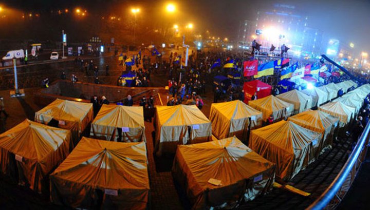 Год в майдан-угаре: раскол цвета хаки Год в майдан-угаре: раскол цвета хаки