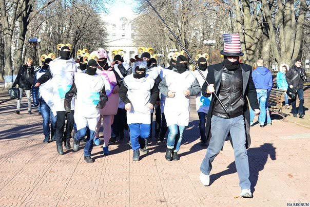 В Луганске прошел флешмоб-пародия на Евромайдан В Луганске прошел флешмоб-пародия на Евромайдан