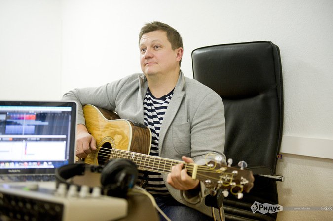 Бас-гитарист «Любэ»: «Ополченцы мне пишут, что идут в бой с песнями группы» Бас-гитарист «Любэ»: «Ополченцы мне пишут, что идут в бой с песнями группы»