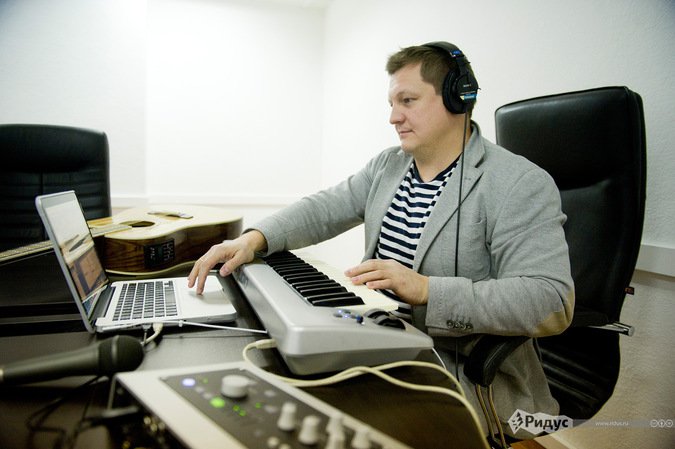 Бас-гитарист «Любэ»: «Ополченцы мне пишут, что идут в бой с песнями группы» Бас-гитарист «Любэ»: «Ополченцы мне пишут, что идут в бой с песнями группы»