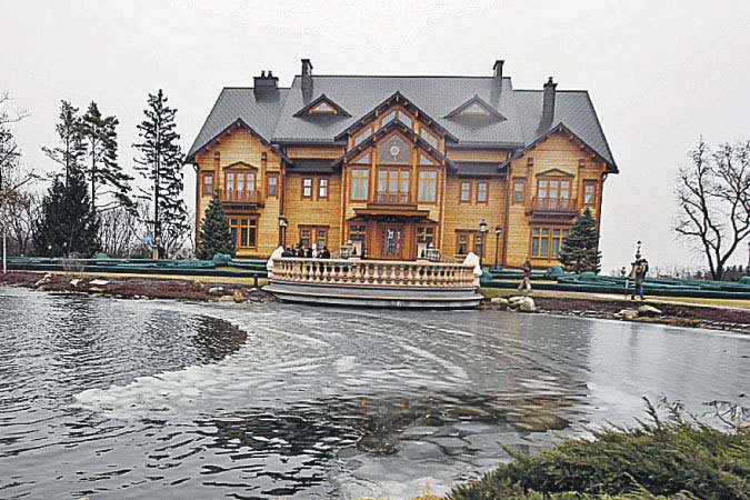 Бывшую дачу Януковича готовы сдать под новогодний банкет Бывшую дачу Януковича готовы сдать под новогодний банкет