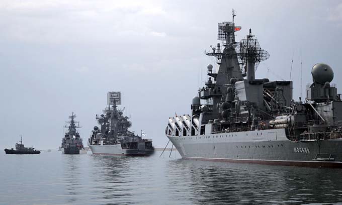 Москва швартуется к Камрани