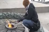 Укропской активистке простили приготовление яичницы на Вечном огне