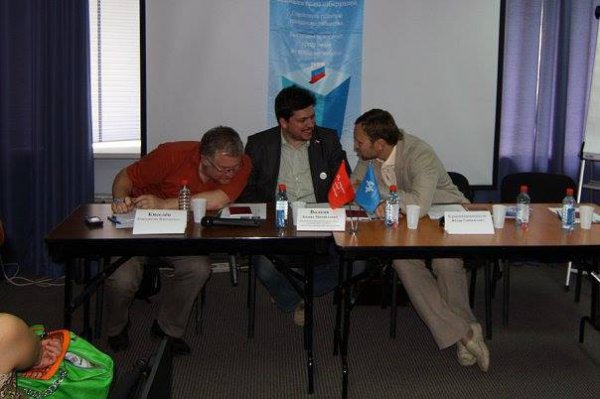 Соратник Навального «засветился» с профессиональным организатором революций 