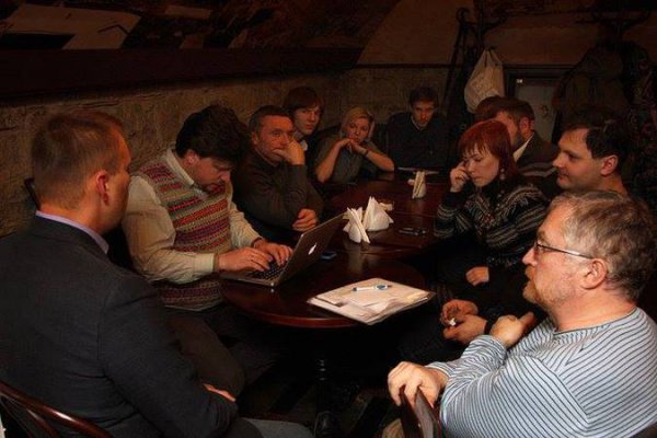 Соратник Навального «засветился» с профессиональным организатором революций 