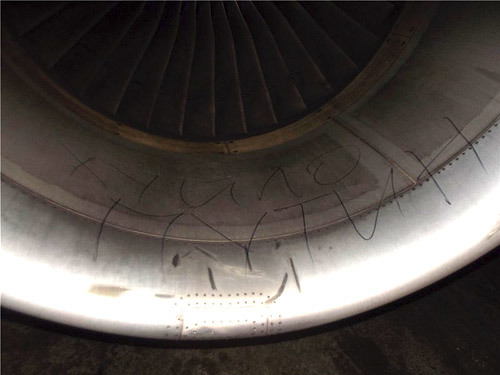 Украйина - цэ эвропа! В Борисполе самолет "Аэрофлота" разукрасили надписями о Путине: опубликованы фото Украйина - цэ эвропа! В Борисполе самолет "Аэрофлота" разукрасили надписями о Путине: опубликованы фото