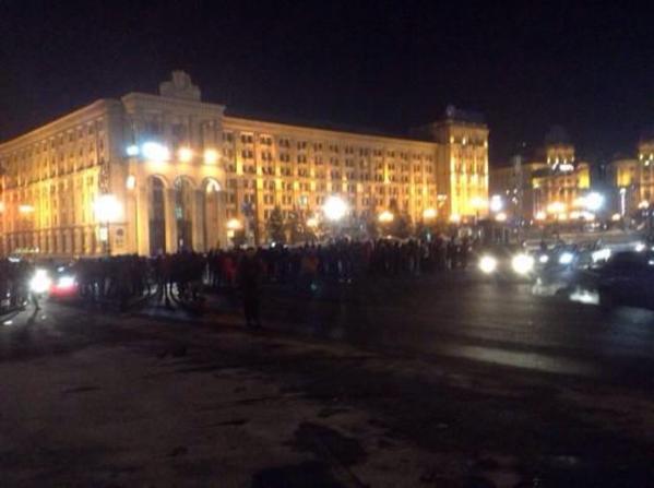 В Киеве сотня неизвестных с битами перекрыла Крещатик В Киеве сотня неизвестных с битами перекрыла Крещатик