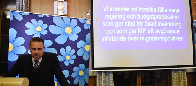 В Швеции националисты валят правительство за то что оно не сокращает иммиграцию В Швеции националисты валят правительство за то что оно не сокращает иммиграцию