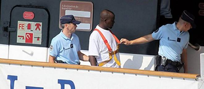 Франция выплатит сомалийским пиратам компенсации за моральный ущерб Франция выплатит сомалийским пиратам компенсации за моральный ущерб