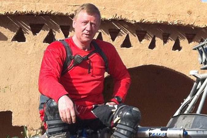 Анатолий Чубайс сломал обе руки Анатолий Чубайс сломал обе руки