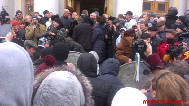В Виннице митингующие взяли штурмом облсовет В Виннице митингующие взяли штурмом облсовет