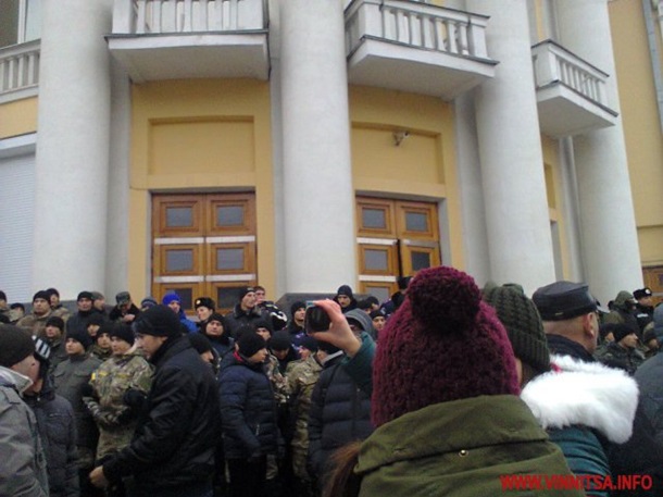 В Виннице митингующие взяли штурмом облсовет В Виннице митингующие взяли штурмом облсовет