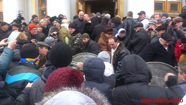 В Виннице митингующие взяли штурмом облсовет В Виннице митингующие взяли штурмом облсовет