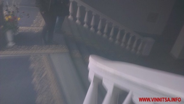 В Виннице митингующие взяли штурмом облсовет В Виннице митингующие взяли штурмом облсовет