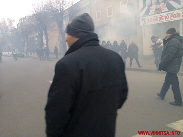В Виннице митингующие взяли штурмом облсовет В Виннице митингующие взяли штурмом облсовет