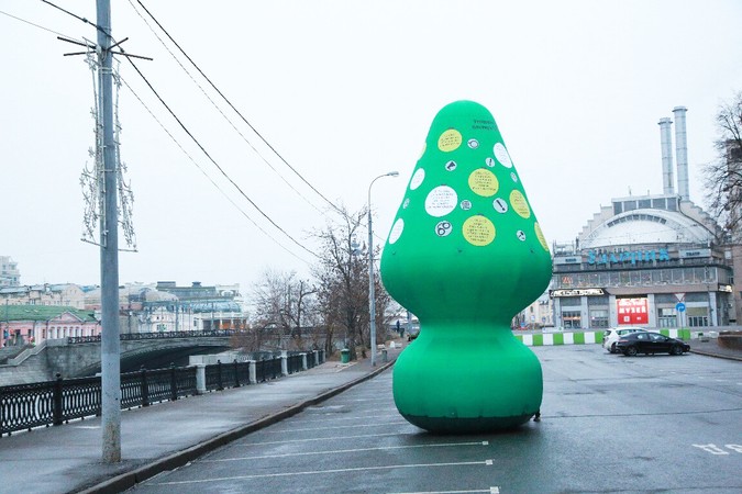 Елку с уголовными делами Навального установили на Болотной площади Елку с уголовными делами Навального установили на Болотной площади