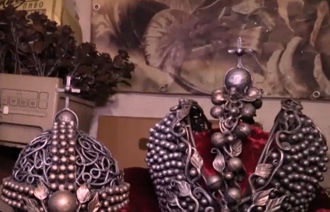 Донецкий кузнец сделал корону из осколков украинских снарядов Донецкий кузнец сделал корону из осколков украинских снарядов