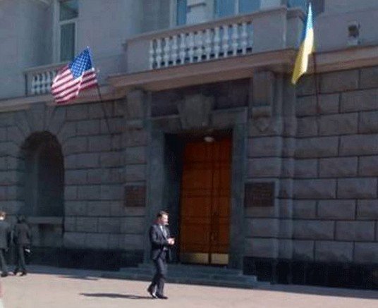 Оккупированная Америкой Украина. Флаг США над входом в центральное здание СБУ