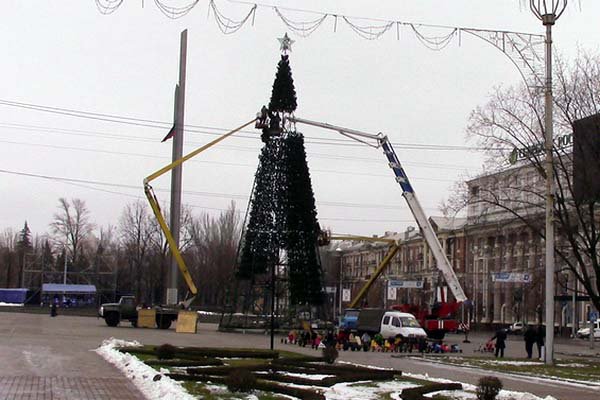 Главная ёлка ДНР 25 декабря засияет праздничными огнями Главная ёлка ДНР 25 декабря засияет праздничными огнями