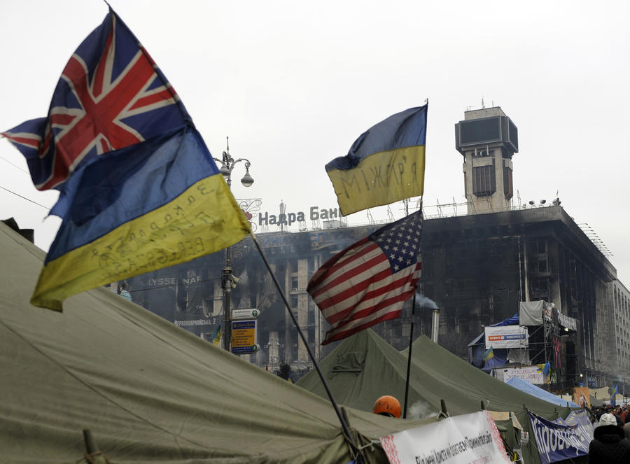 Украинский политолог: Запад помог Киеву лишь громить страну, раздавая кредиты на войну